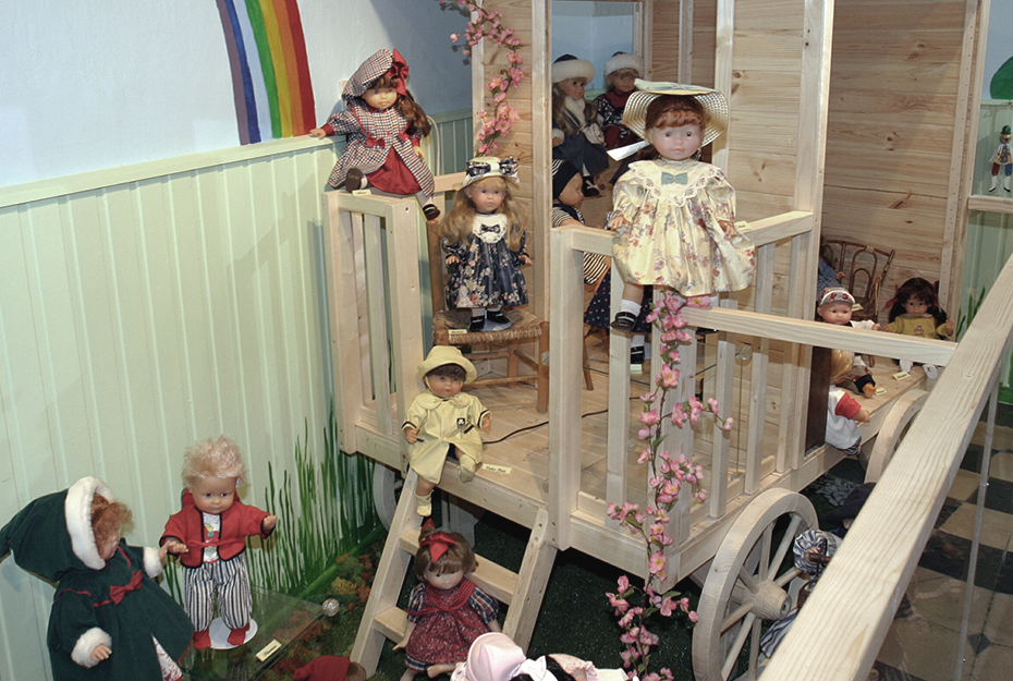 EXPOSITION 40 ans des poupées COROLLE - Musée du jouet et de l'enfant - Ferrières